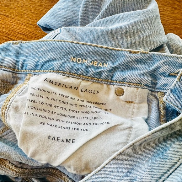 American Eagle Distressed Mom Jeans US8R - Picture 4 of 4